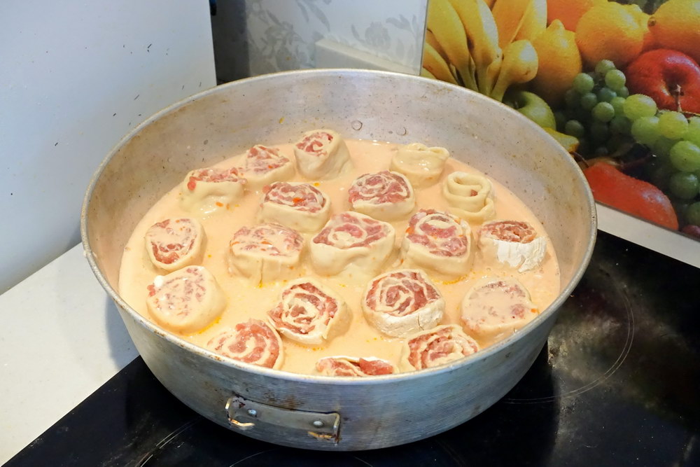 Залить томатно-сметанным соусом