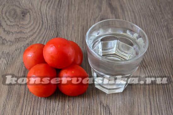Ингредиенты для приготовления томатов как свежих на зиму