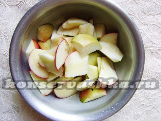 Смешиваю яблочные и грушевые дольки
