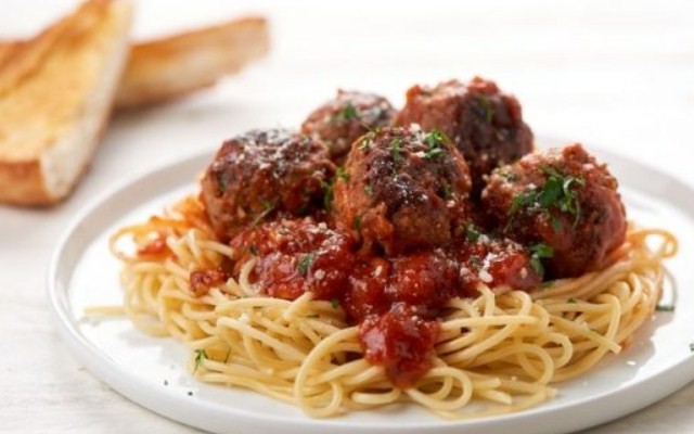 Спагетти с фрикадельками, приготовленные по итальянской кухне