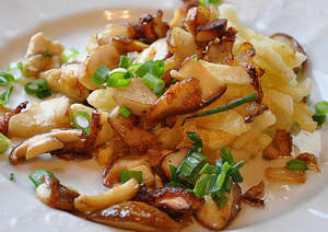 Картошка с грибами и салом