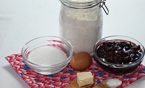 Продукты для приготовления пирога с вишнёвым вареньем на столе