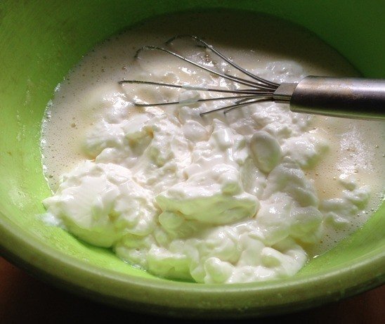 Натуральный йогурт в миске с яичной смесью