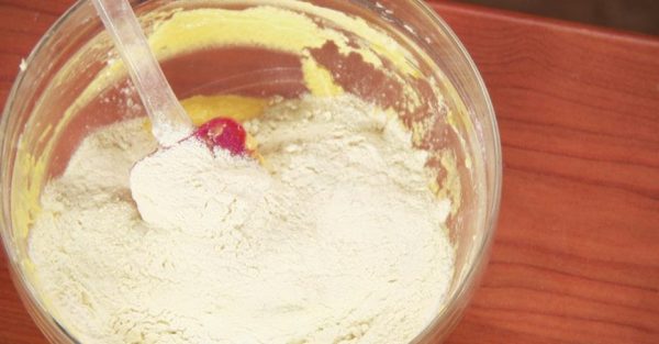 Мука в миске со масляно-яичной смесью