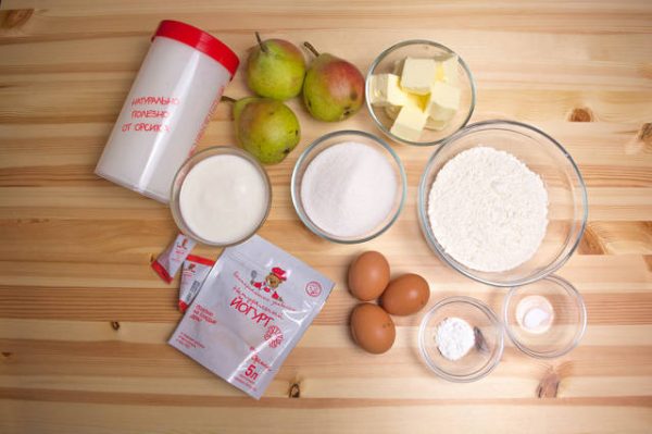 Продукты для приготовления пирога с йогуртом и грушами
