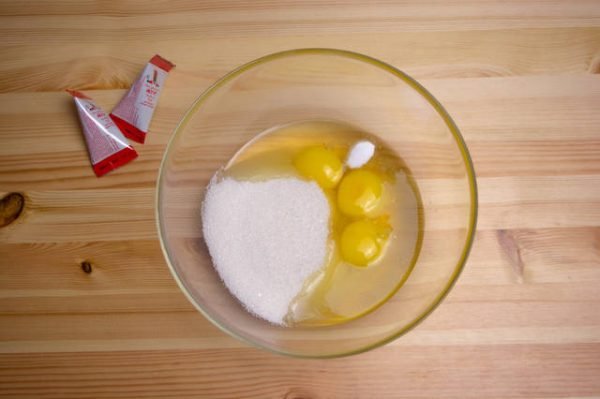 Яйца и сахар в стеклянной мисочке