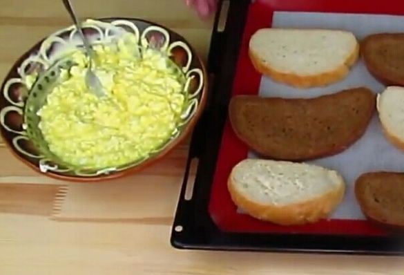 Кусочки хлеба на противне и сырная масса в керамической тарелке