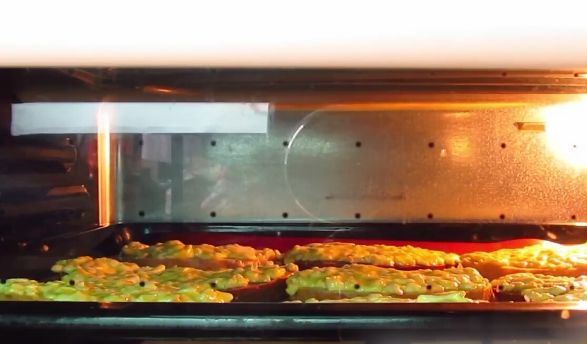 Горячие бутерброды с плавленым сыром в работающей духовке