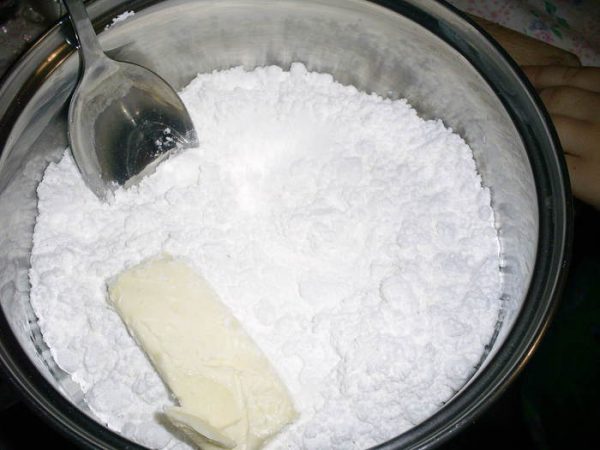 Сахарная пудра и масло в кастрюле
