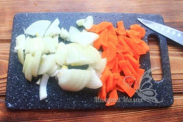 Морковь и лук измельчить тонкими дольками