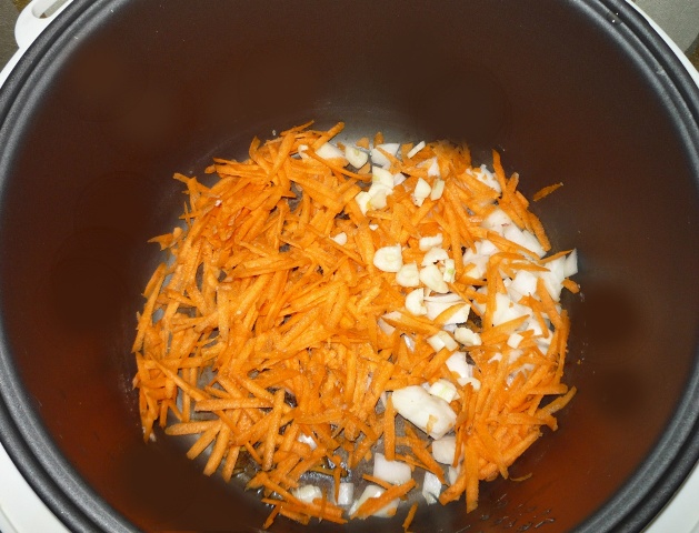 Щи со свежей капустой в мультиварке - обжариваем лук, морковь и чеснок
