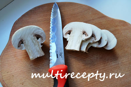 Порезать подготовленные для жарки грибы на несколько частей