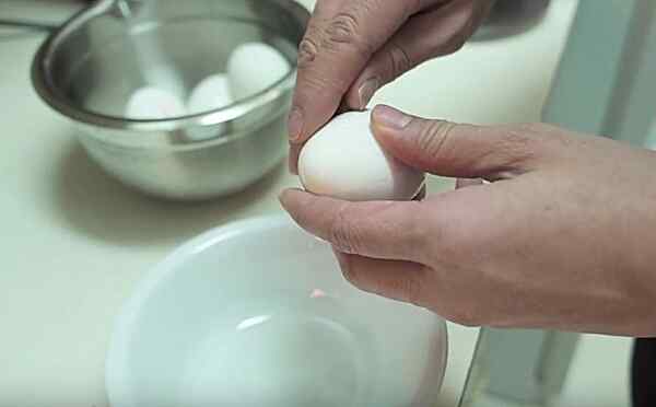 Очищаем яйца от скорлупы