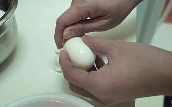 Яйцо сваренное в мультиварке чистится отлично