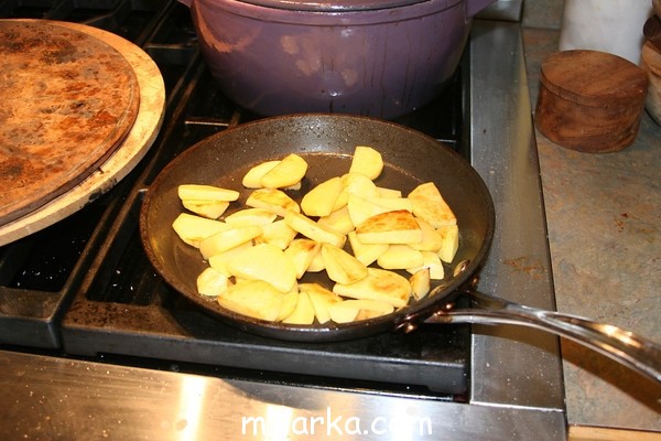 Нарезанную картошку слегка обжарьте на сковородке