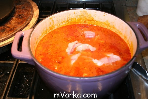 Картошку и рыбное филе залейте томатным соусом