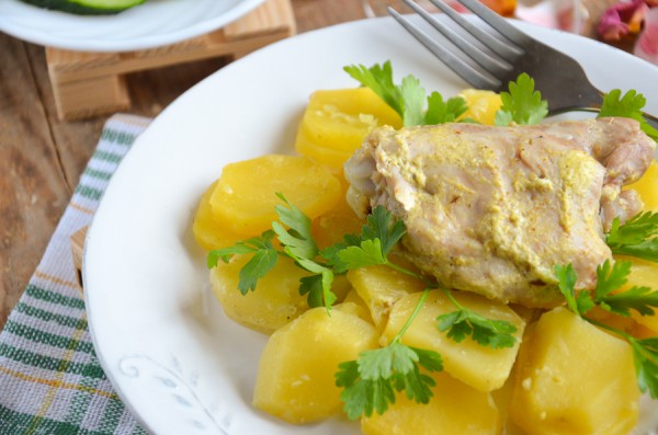 Картофель с куриными бедрышками в сметанно-чесночном соусе