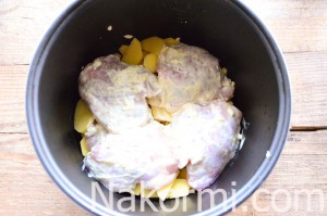 Картофель с куриными бедрышками в сметанно-чесночном соусе