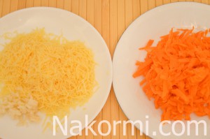 Куриные рулетики с морковью, сыром и чесноком в мультиварке