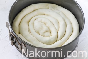 Мясной пирог Улитка из слоеного теста