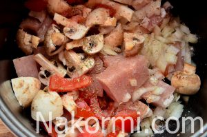 Свинина, тушенная с грибами и помидорами, в мультиварке