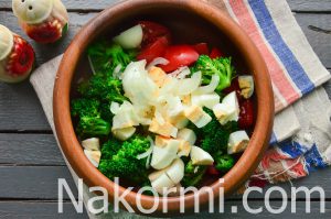 Салат с брокколи, яйцом и помидорами