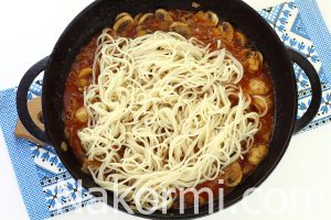 Спагетти с грибами и фаршем