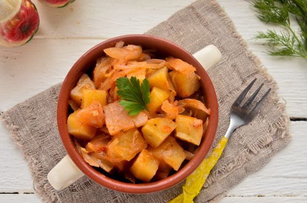 Капуста, тушенная с картошкой в мультиварке