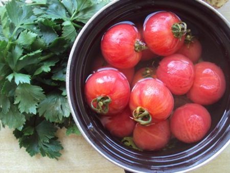 Малосольные помидоры в кастрюле