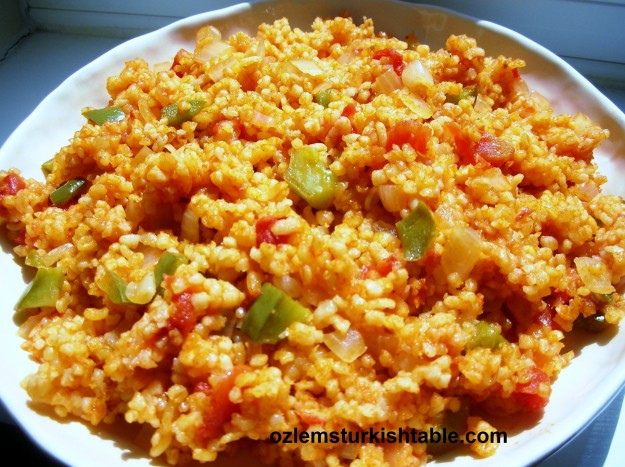 Delicious and wholesome bulgur wheat with onions, tomatoes and peppers