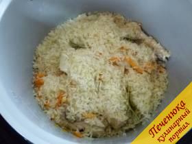 9) Просохший рис высыпать к курице и овощам, засунуть между ними лавровый лист. 