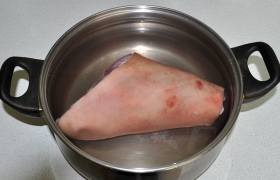 На 12-24 часа замачиваем рульку в холодной воде со ст. ложкой соли: это сделает ее кожу белее и мягче, а мясо – сочнее. ТорОпитесь – пропустите этот этап. Просто промойте и обсушите.