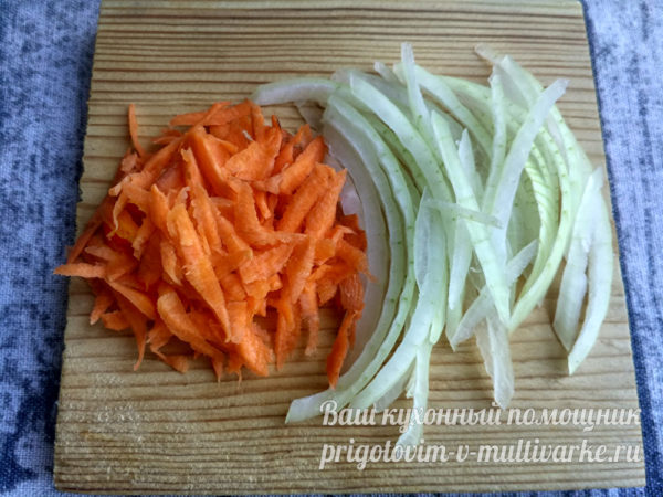 нарезанный лук и тертая морковь