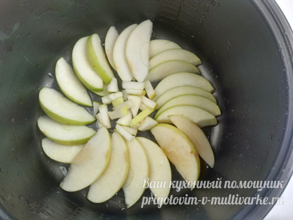 Поместить яблоки на дно формы для запекания