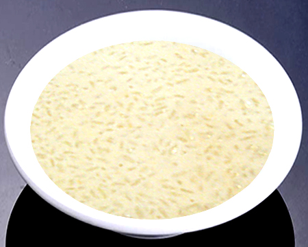Молочный суп с рисом в тарелке