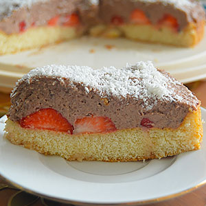 Торт Клубника в шоколадных сливках на покупном корже - фото