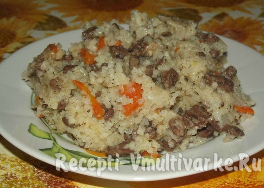 рис морковь на тарелке