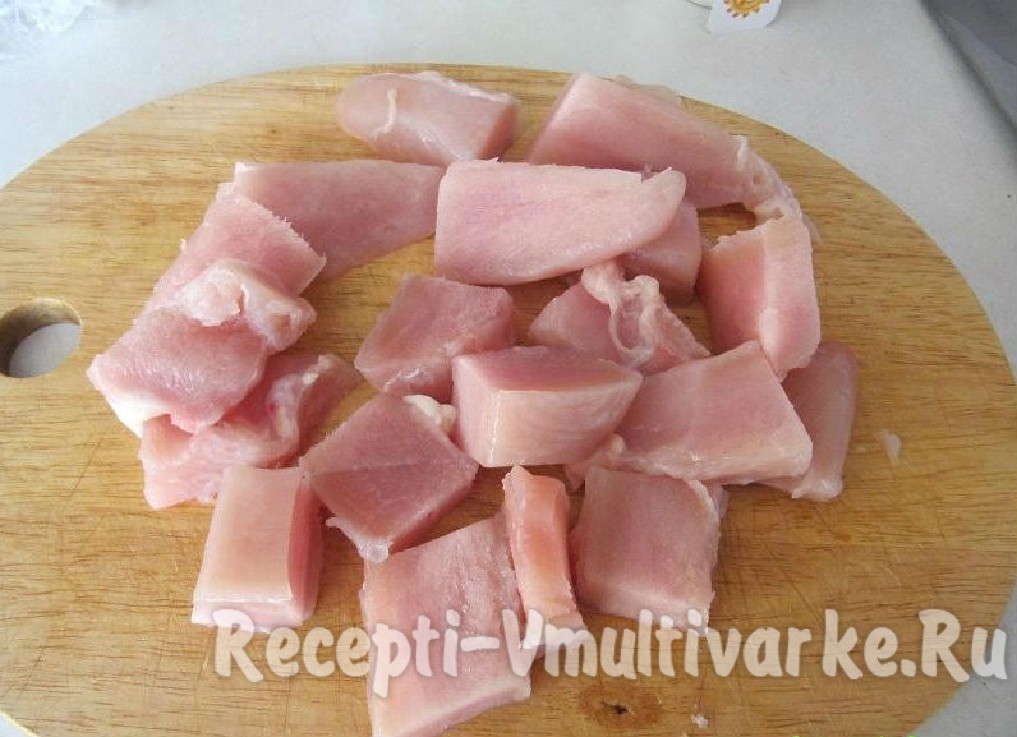 нарезать на мелкие куски мясо