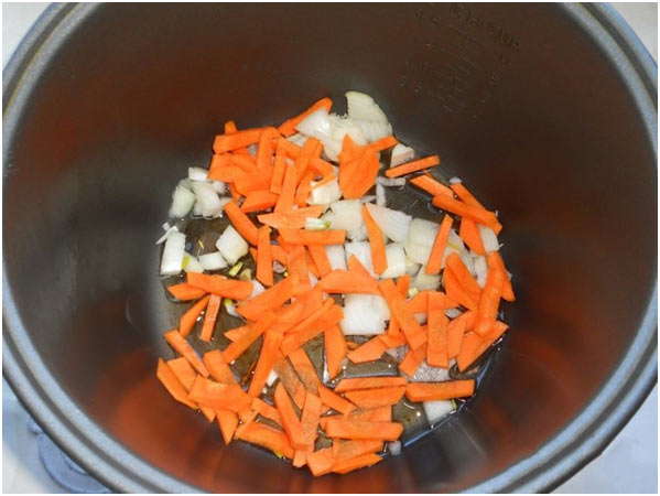 поджарить лук и морковь