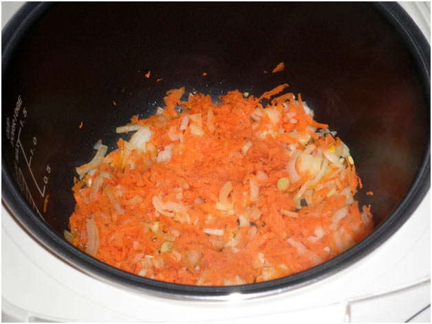 добавить лук и морковь