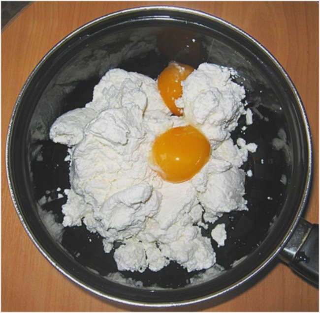 смешать яйца с творогом