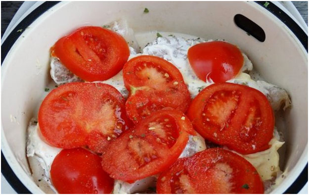 нарезать помидорки