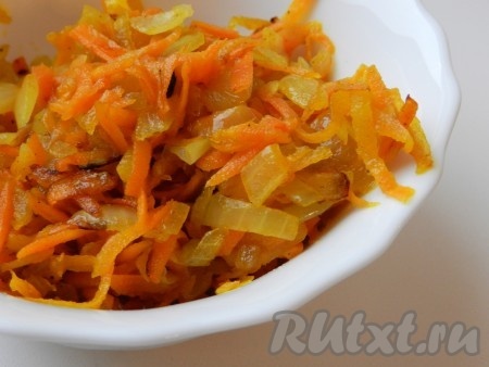 Лук и морковь очистить, лук нарезать, морковь натереть на терке. Обжарить на растительном масле, добавить соль, перец и куркуму.