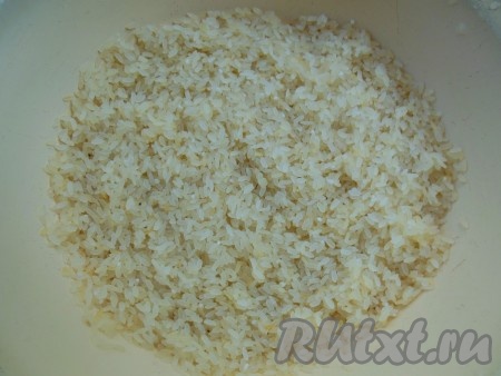 Рис хорошо промойте холодной водой (не меньше 7 раз), пока вода не станет чистой.
