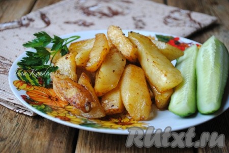 Картофель, запеченный в микроволновке, получается аппетитным, ароматным и вкусным. Подавать его в горячем виде со свежими овощами. 
