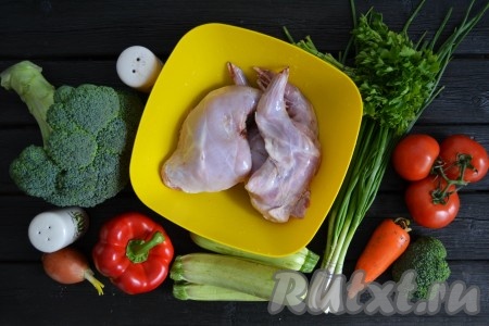 Подготовить необходимые продукты для приготовления кролика с овощами в мультиварке.