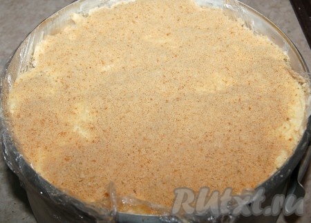 Верхний слой торта из зефира посыпаем молотым печеньем.