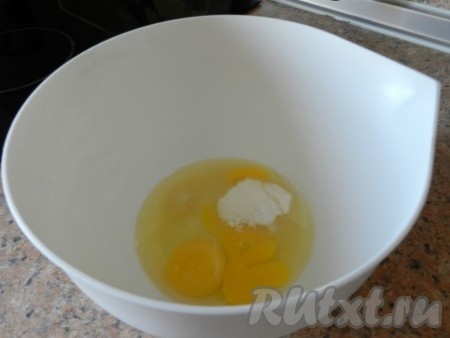 Яйца взбить с солью, сахаром, ванильным сахаром. 