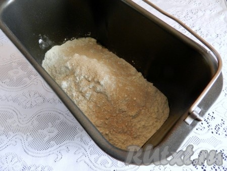 В ведерко хлебопечки влить воду, всыпать соль, сахар, добавить масло, муку и дрожжи. Включить режим "дрожжевое тесто".