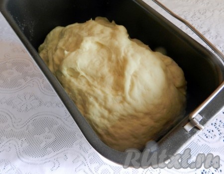 Дрожжевое тесто для приготовления батонов готово через 1 час 25 минут. Получается очень приятное,  тугое, не липкое тесто. 
